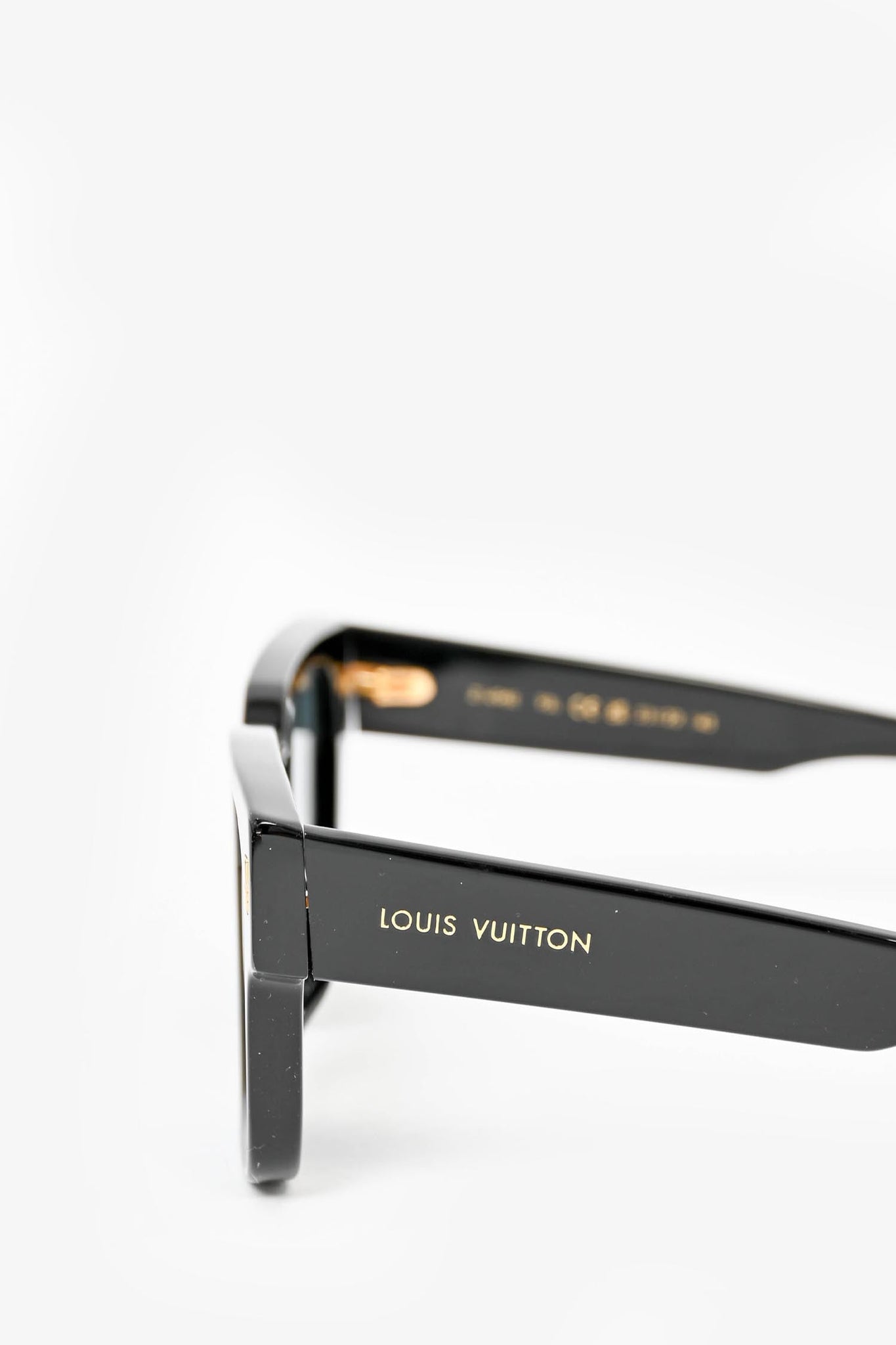 Louis Vuitton® LV Escape Square Sunglasses  Black sunglasses square, Louis  vuitton sunglasses, Square sunglasses