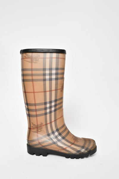 Do burberry rain boots outlet run big or small